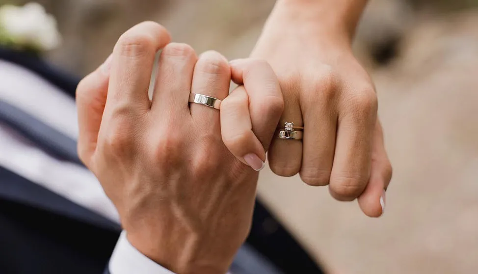 Vì Sao Nên Mua Nhẫn Cưới Sớm? Đeo Nhẫn Cưới Trước Ngày Cưới Được Không?