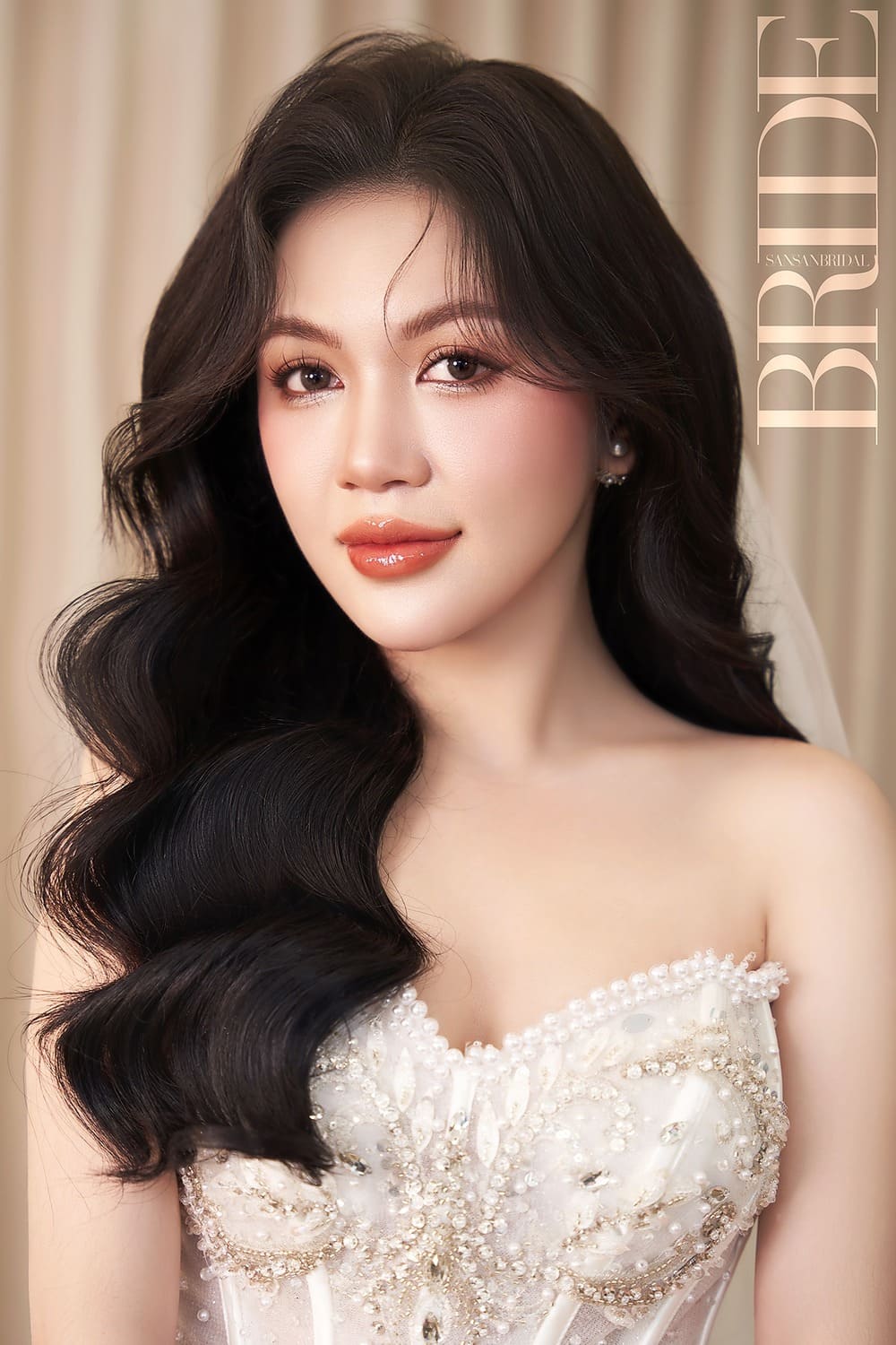 makeup-co-dau-tone-nau-tay-cuon-hut-xu-huong-2025