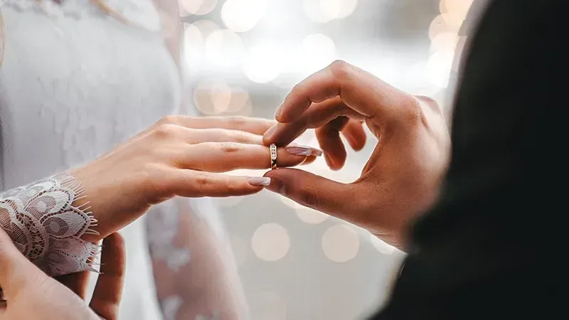 NHẪN CƯỚI VÀNG TRẮNG: XU HƯỚNG PHÙ HỢP CHO NHỮNG CẶP ĐÔI YÊU PHONG CÁCH HIỆN ĐẠI