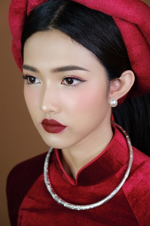 Cô dâu trong áo dài cưới đỏ và layout makeup truyền thống