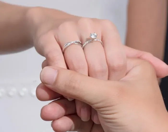 COMBO NHẪN CẦU HÔN VÀ NHẪN CƯỚI KIM CƯƠNG: BÍ QUYẾT PHỐI HỢP PHÙ HỢP CHO NÀNG TỎA SÁNG