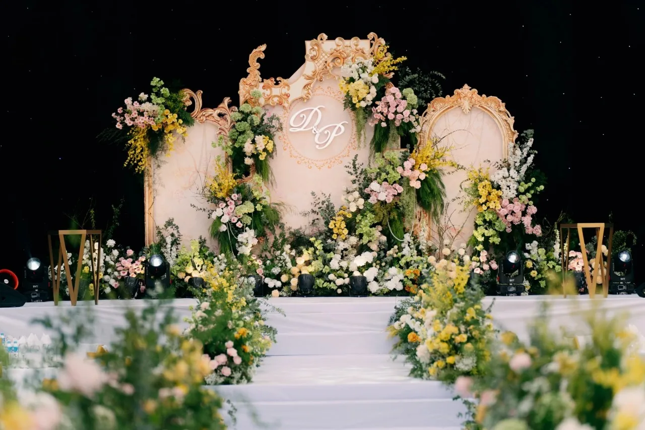 decor tiệc cưới bằng hoa