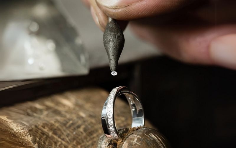 gắn đ&aacute; nhẫn cưới